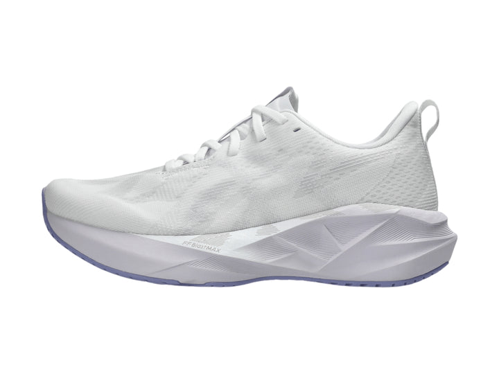 Tenis deportivos ASICS Novablast 5 color blanco con detalles en lila en la suela.