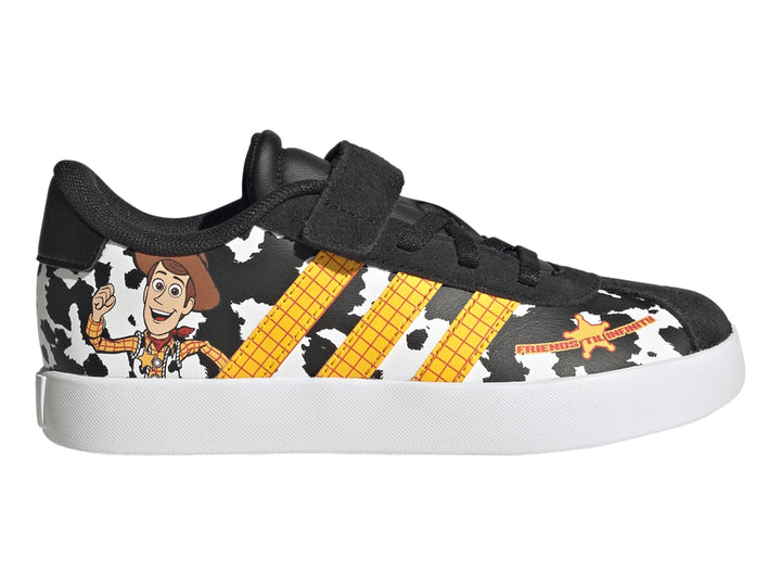 Tenis Adidas VL Court Toy Story con diseño de manchas de vaca, franjas amarillas y dibujo de Woody.