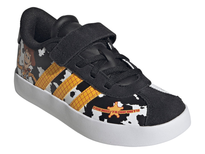 Tenis Adidas VL Court Toy Story con diseño de manchas de vaca, franjas amarillas y dibujo de Woody.