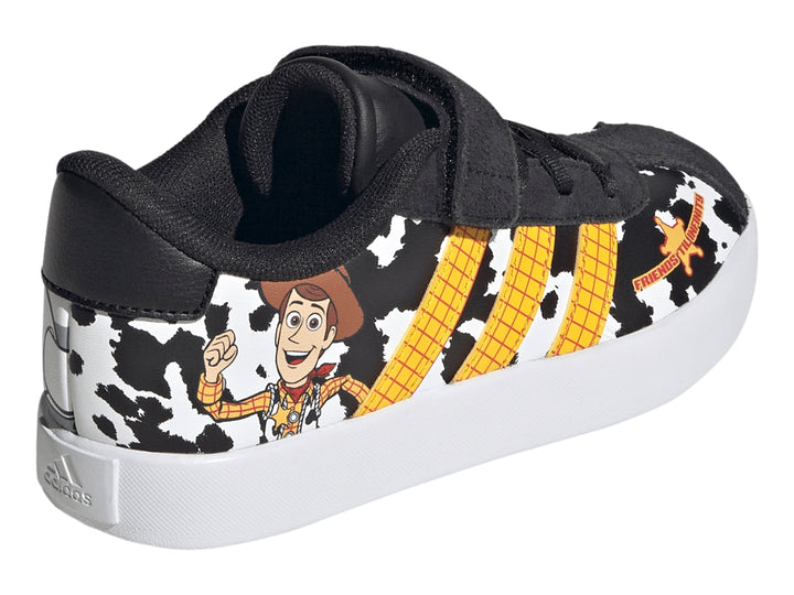 Tenis Adidas VL Court Toy Story con diseño de manchas de vaca, franjas amarillas y dibujo de Woody.