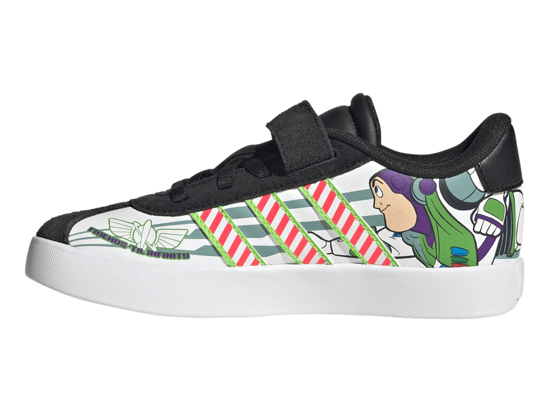Tenis Adidas VL Court Toy Story con diseño de manchas de vaca, franjas amarillas y dibujo de Woody.