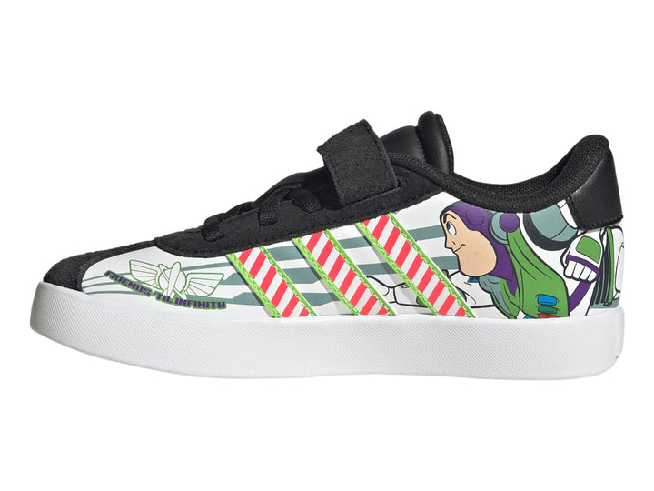 Tenis Adidas VL Court Toy Story con diseño de manchas de vaca, franjas amarillas y dibujo de Woody.