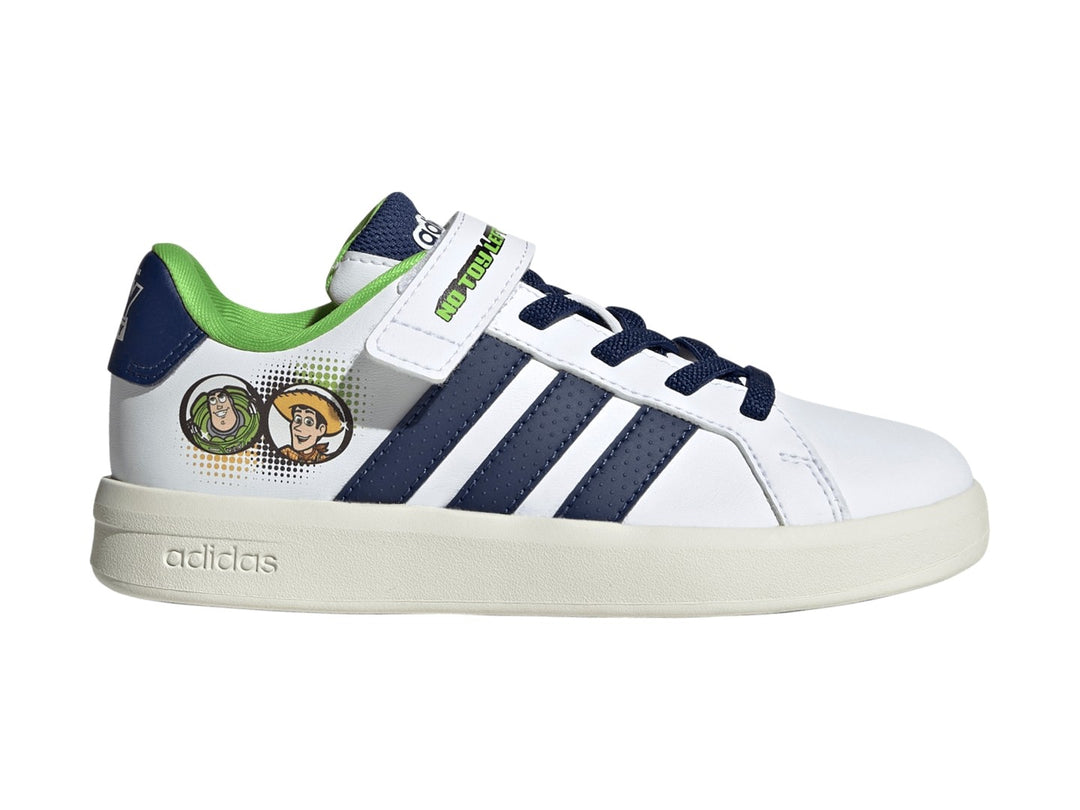Tenis Adidas Grand Court blancos con detalles en azul y verde, con ilustraciones de Buzz y Woody de Toy Story.