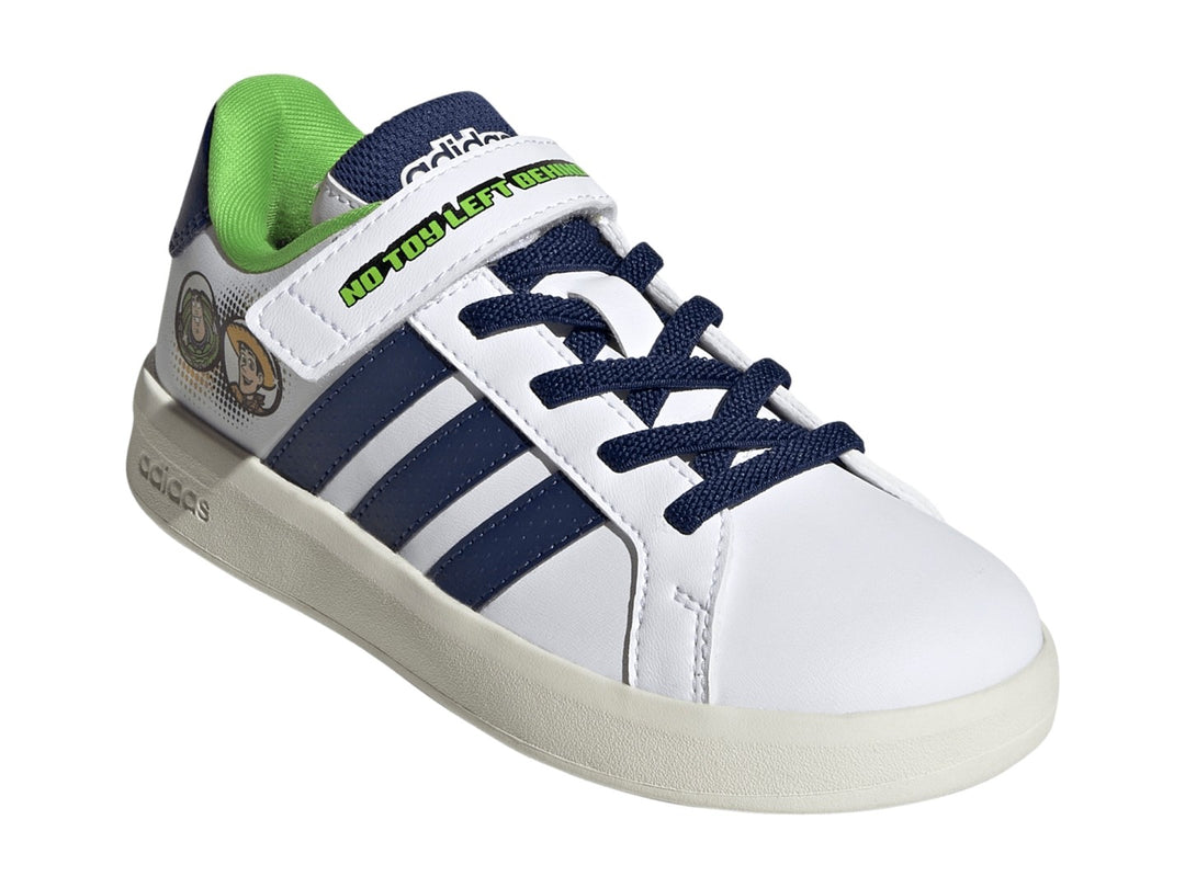 Tenis Adidas Grand Court blancos con detalles en azul y verde, con ilustraciones de Buzz y Woody de Toy Story.