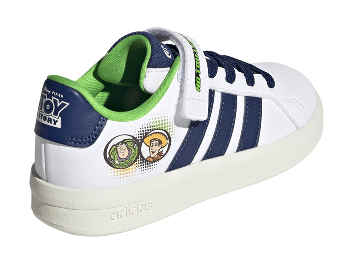 Tenis Adidas Grand Court blancos con detalles en azul y verde, con ilustraciones de Buzz y Woody de Toy Story.