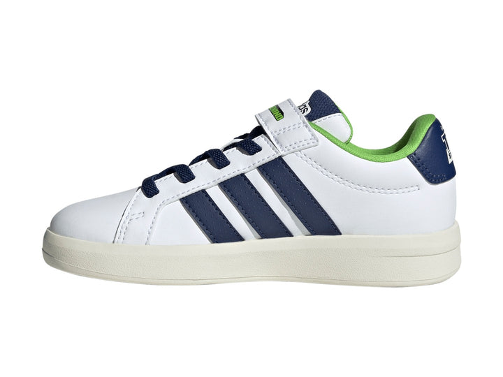 Tenis Adidas Grand Court blancos con detalles en azul y verde, con ilustraciones de Buzz y Woody de Toy Story.
