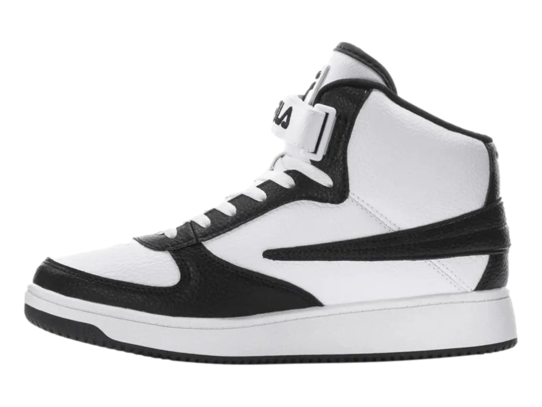 Tenis FILA de bota alta en colores blanco y negro con correa en el tobillo.