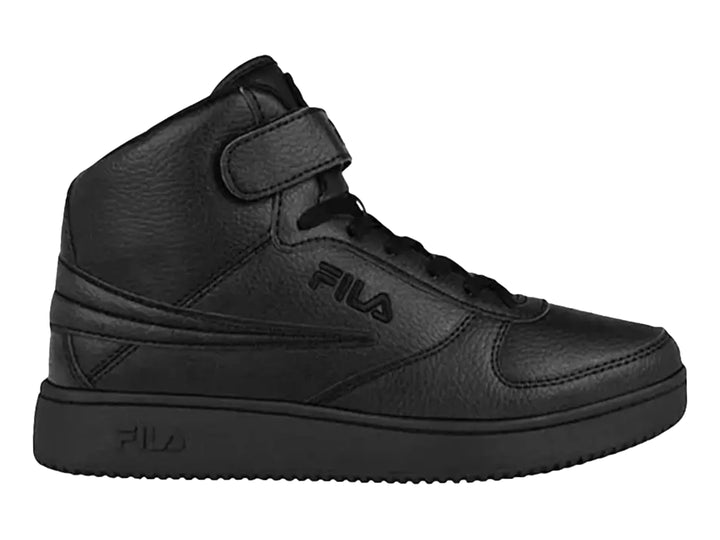 Tenis FILA de bota en color negro con correa en el tobillo y suela negra.