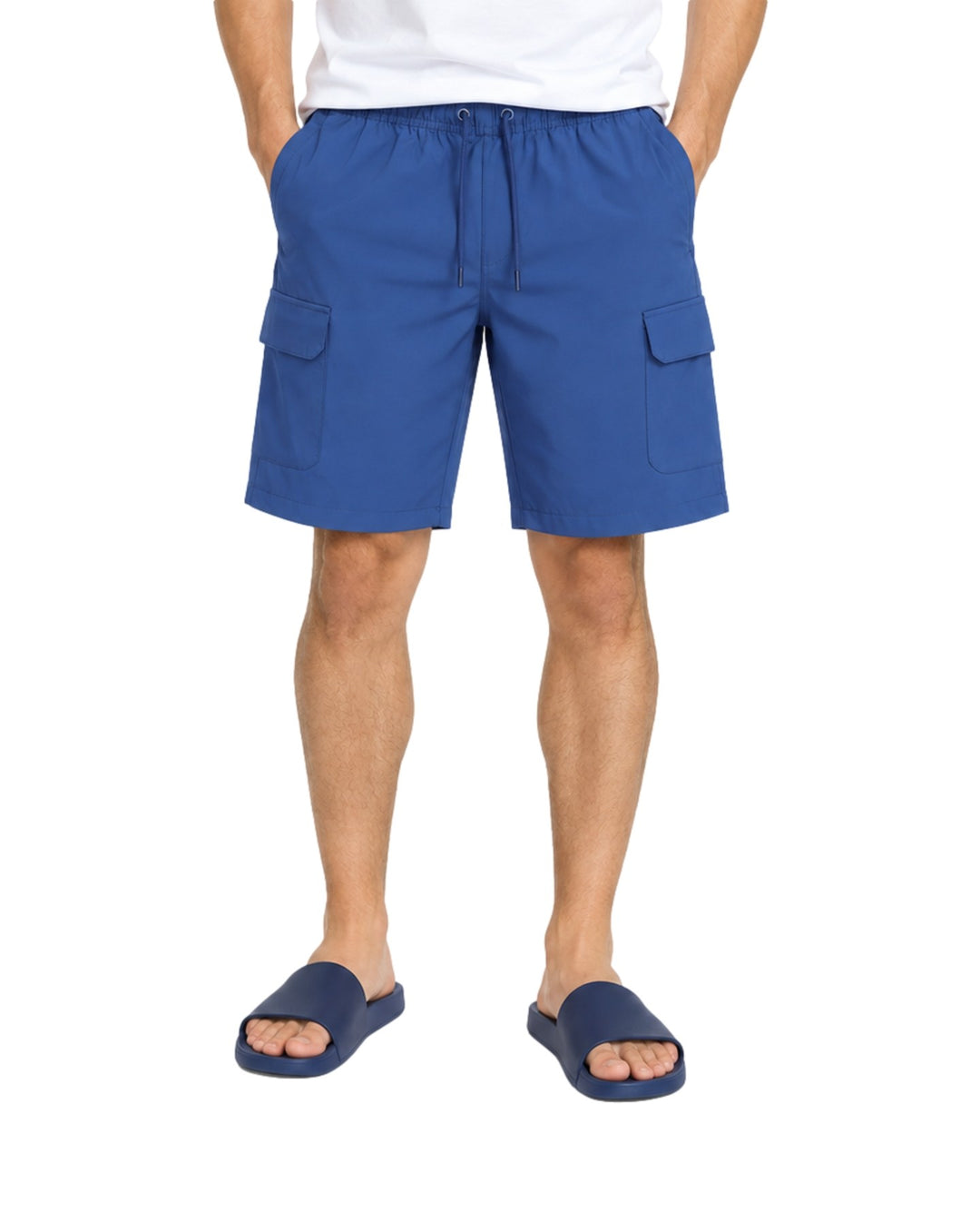 Hombre vistiendo bermuda cargo American Fly en color Medium Blue con bolsillos laterales y sandalias azules.