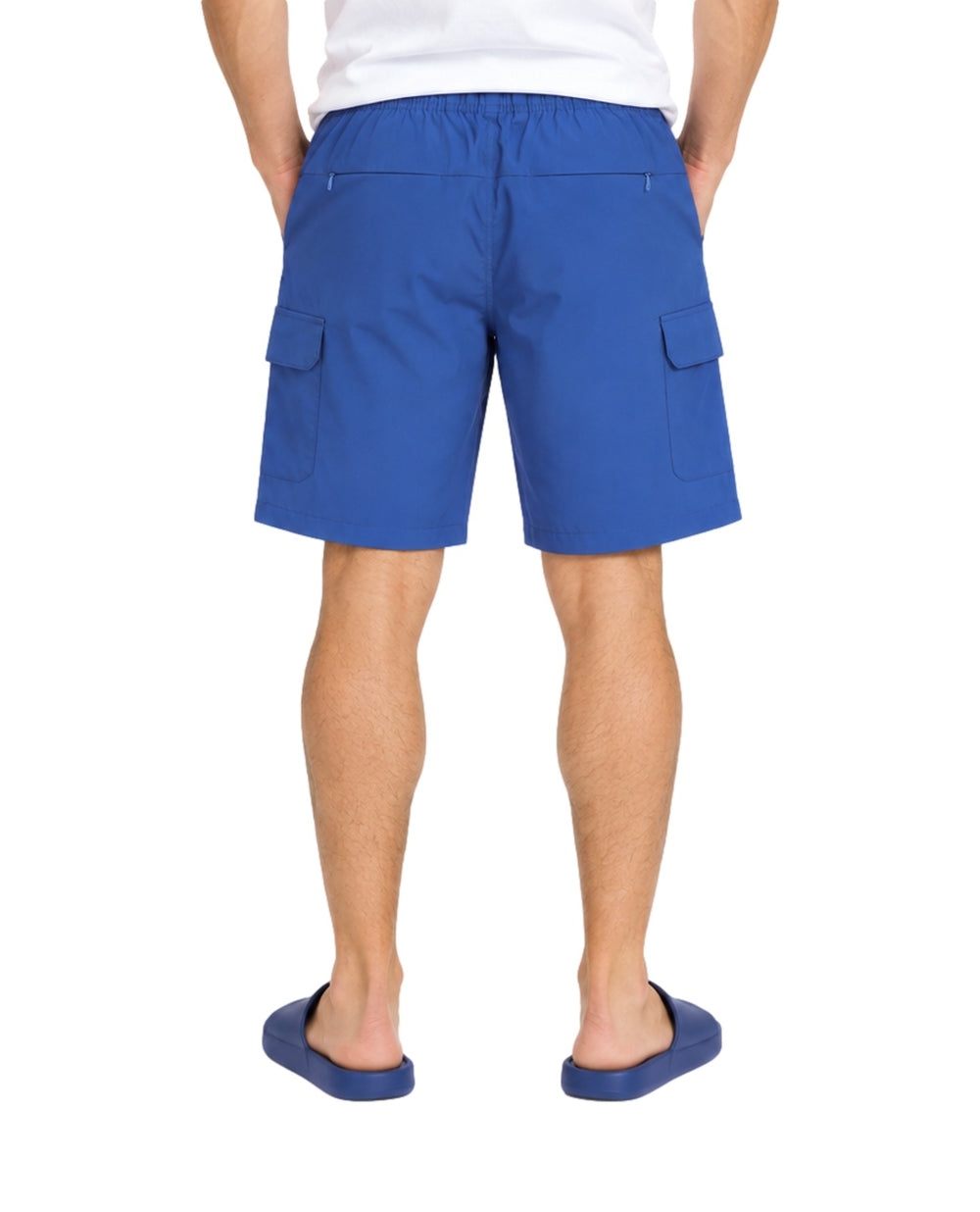 Hombre vistiendo bermuda cargo American Fly en color Medium Blue con bolsillos laterales y sandalias azules.