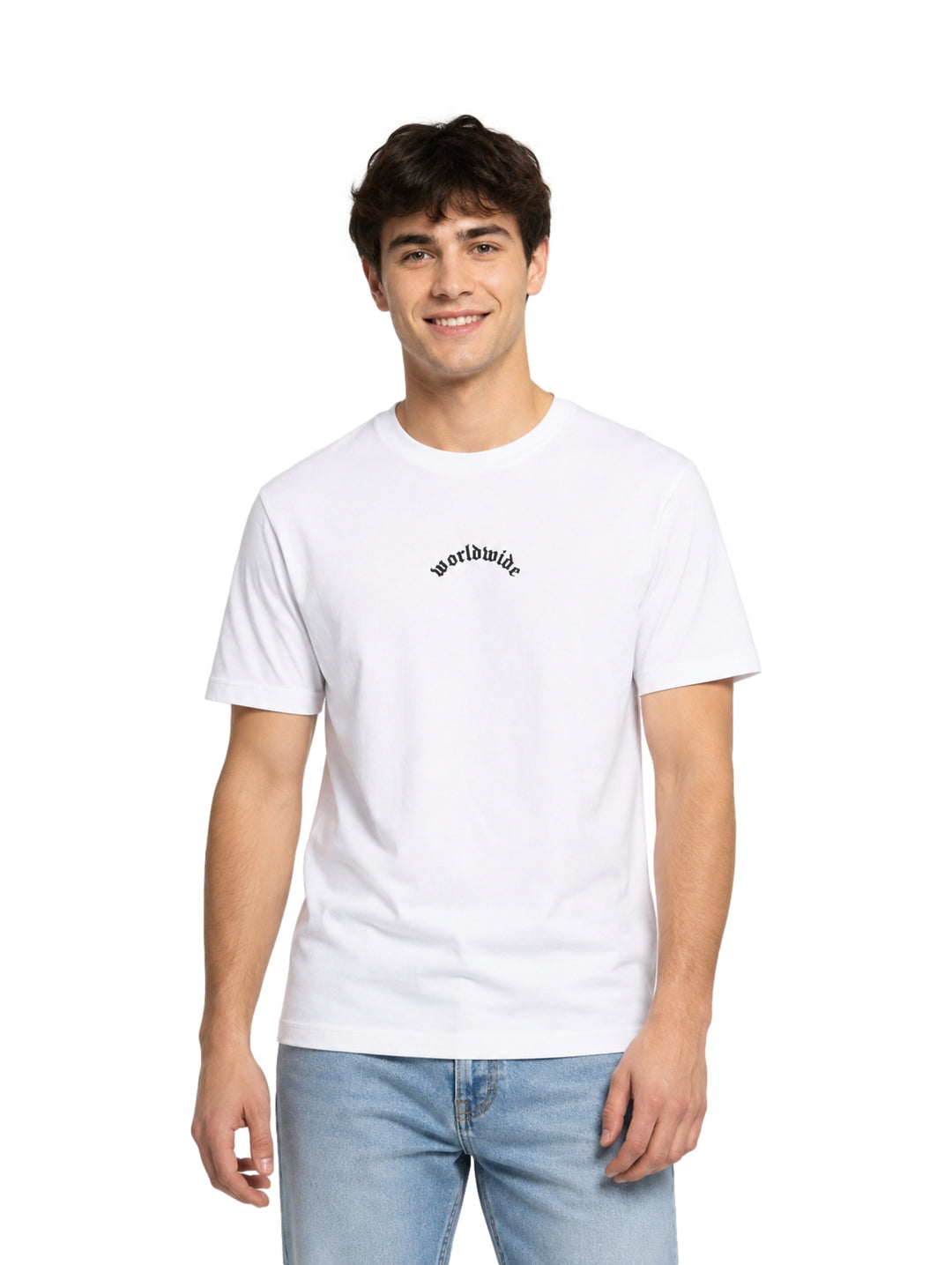 Hombre vistiendo una playera blanca de manga corta con la palabra &