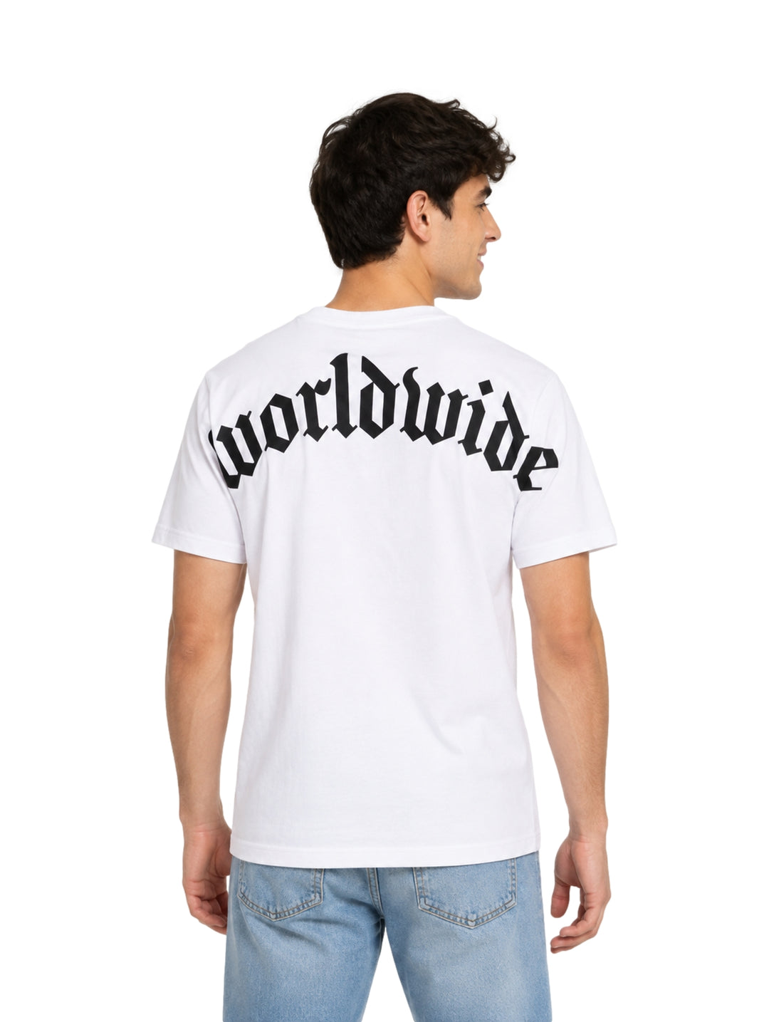 Hombre vistiendo una playera blanca de manga corta con la palabra &