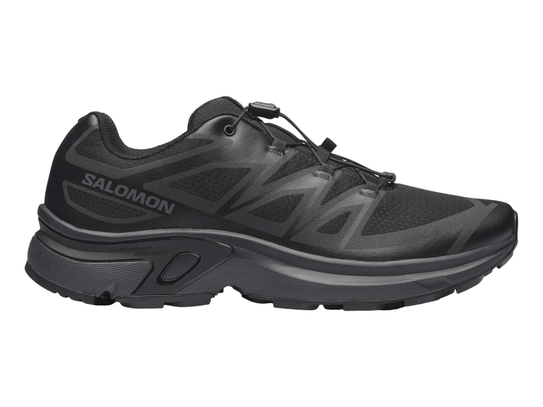 Zapato deportivo Salomon color negro con diseño moderno y suela robusta.