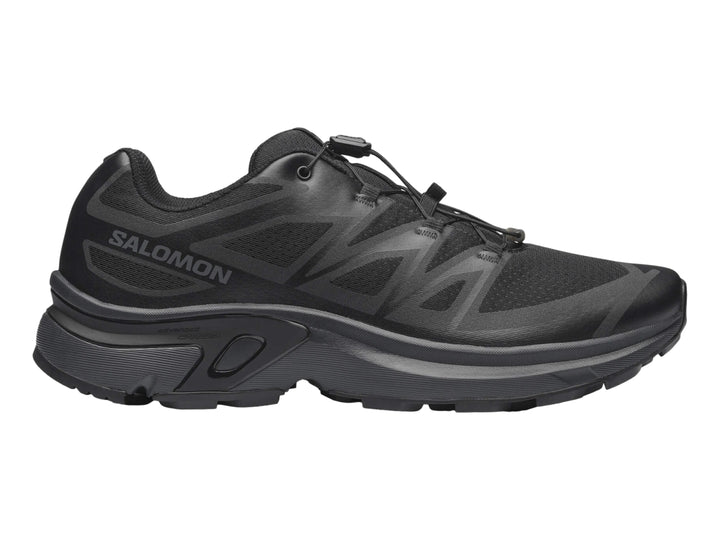 Zapato deportivo Salomon color negro con diseño moderno y suela robusta.