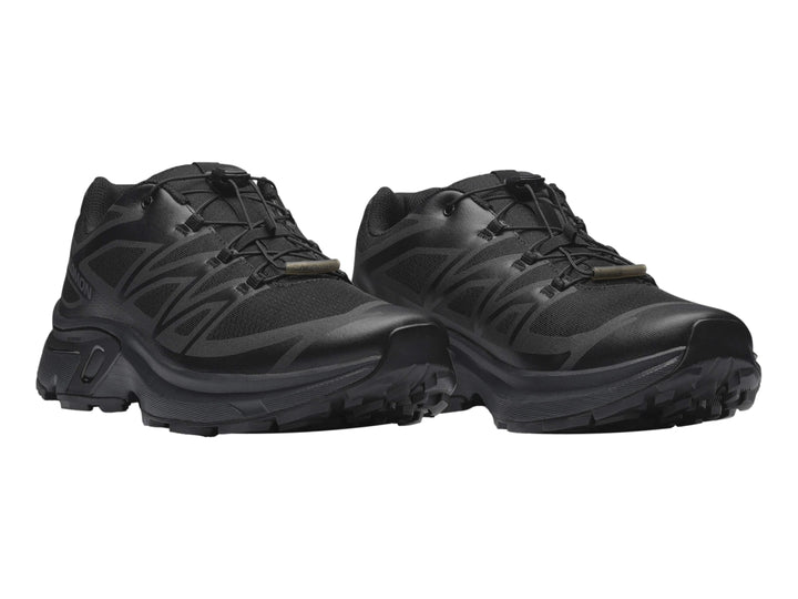 Zapato deportivo Salomon color negro con diseño moderno y suela robusta.