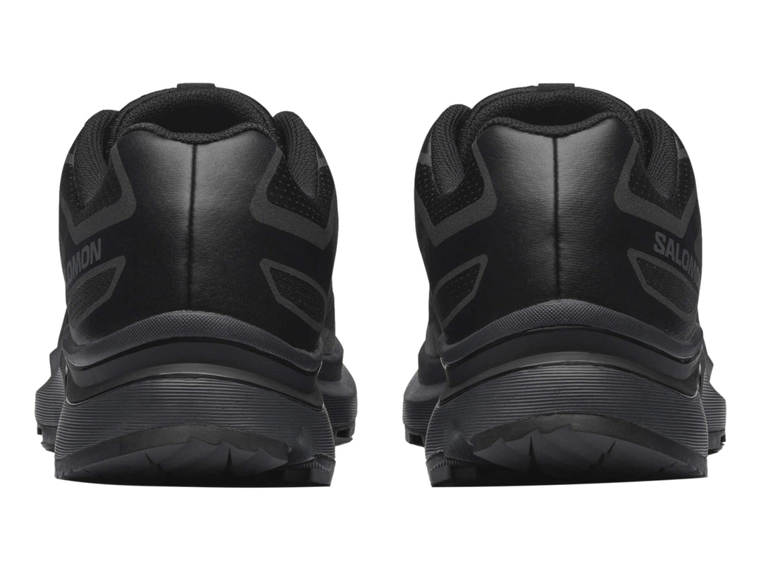 Zapato deportivo Salomon color negro con diseño moderno y suela robusta.