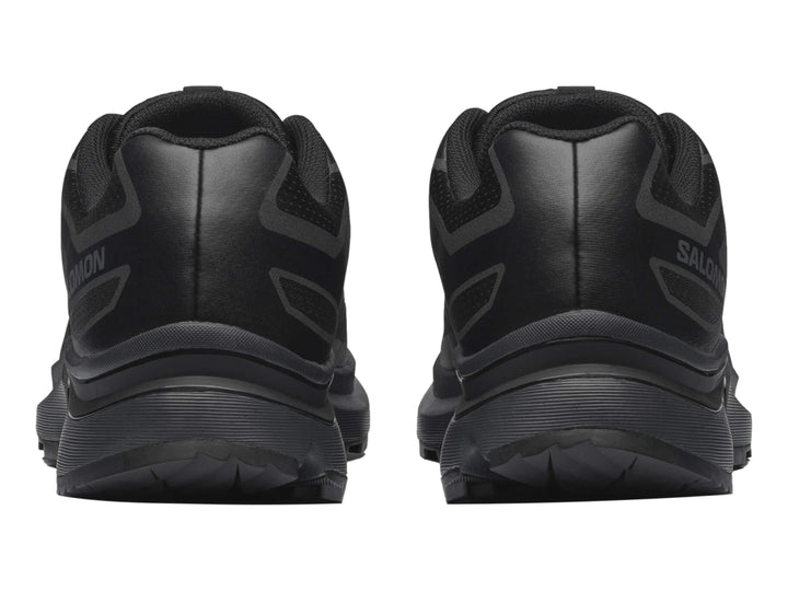 Zapato deportivo Salomon color negro con diseño moderno y suela robusta.