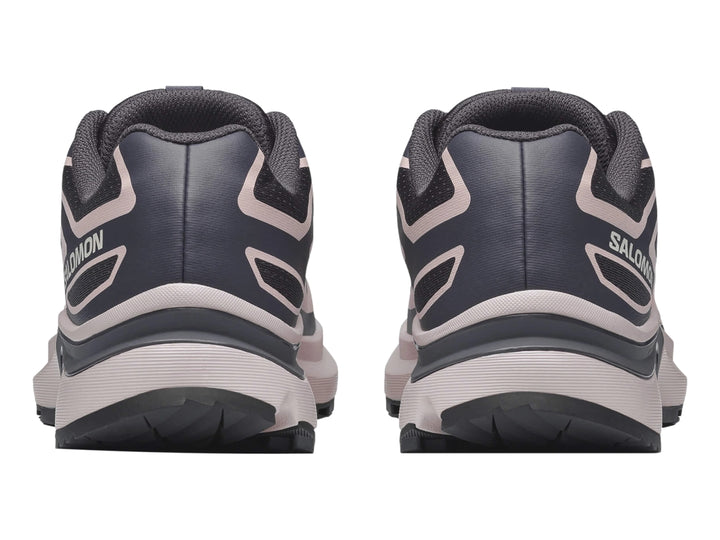 Tenis deportivos Salomon color gris oscuro y beige con suela gruesa y cordones negros.