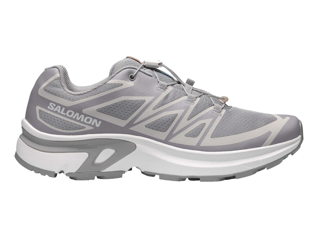 Zapato deportivo Salomon color gris alloy con suela blanca y malla transpirable.