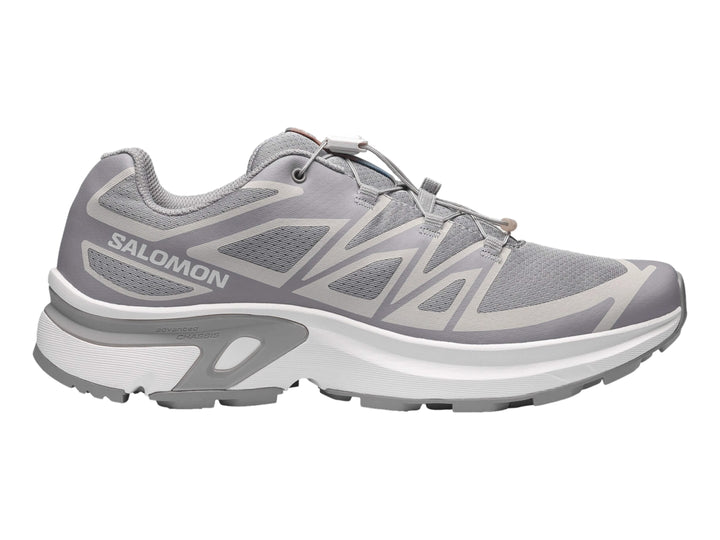 Zapato deportivo Salomon color gris alloy con suela blanca y malla transpirable.