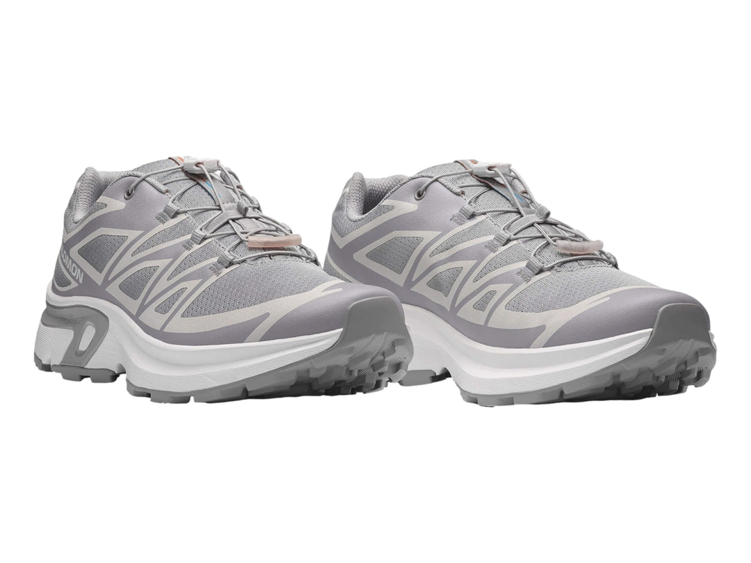 Zapato deportivo Salomon color gris alloy con suela blanca y malla transpirable.
