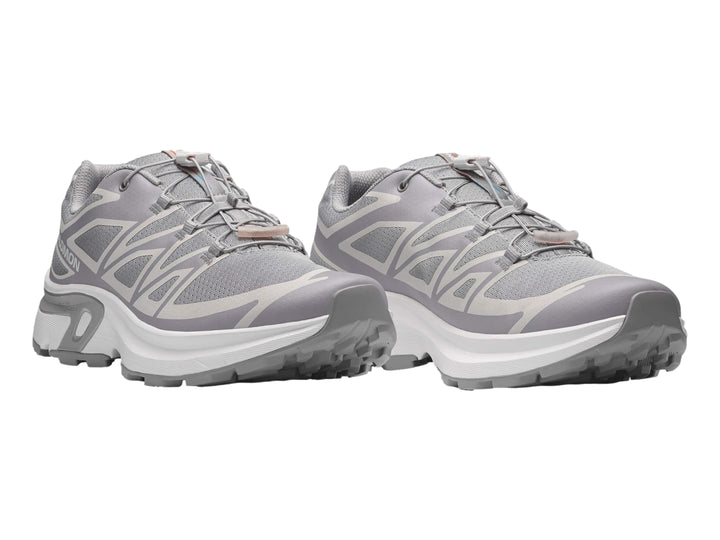 Zapato deportivo Salomon color gris alloy con suela blanca y malla transpirable.
