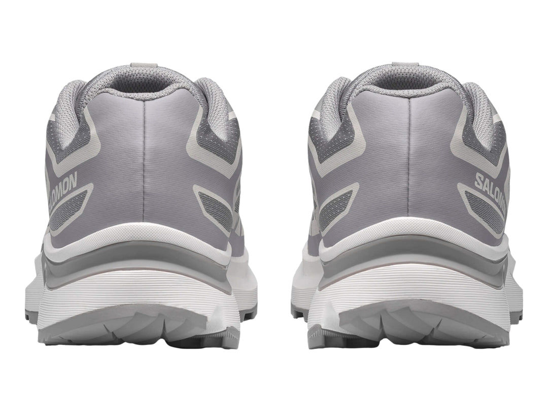 Zapato deportivo Salomon color gris alloy con suela blanca y malla transpirable.