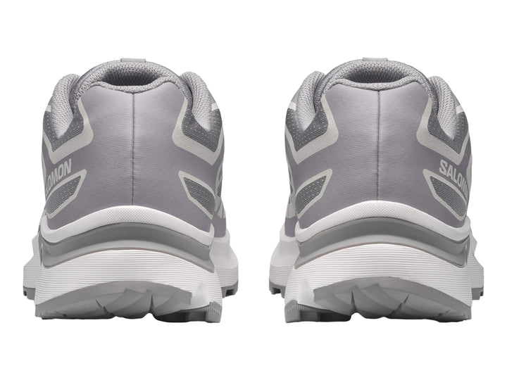 Zapato deportivo Salomon color gris alloy con suela blanca y malla transpirable.