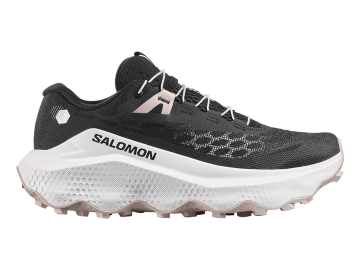 Tenis deportivos Salomon Ultra Glide 4 color negro con suela blanca y detalles en rosa pálido.