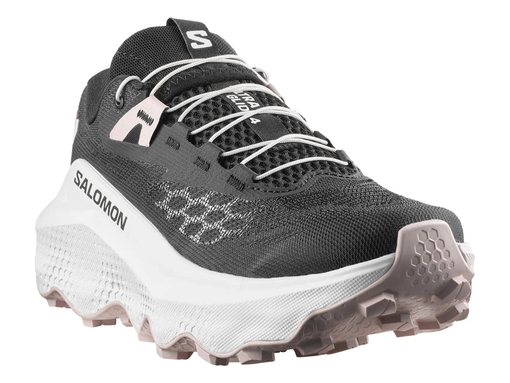 Tenis deportivos Salomon Ultra Glide 4 color negro con suela blanca y detalles en rosa pálido.