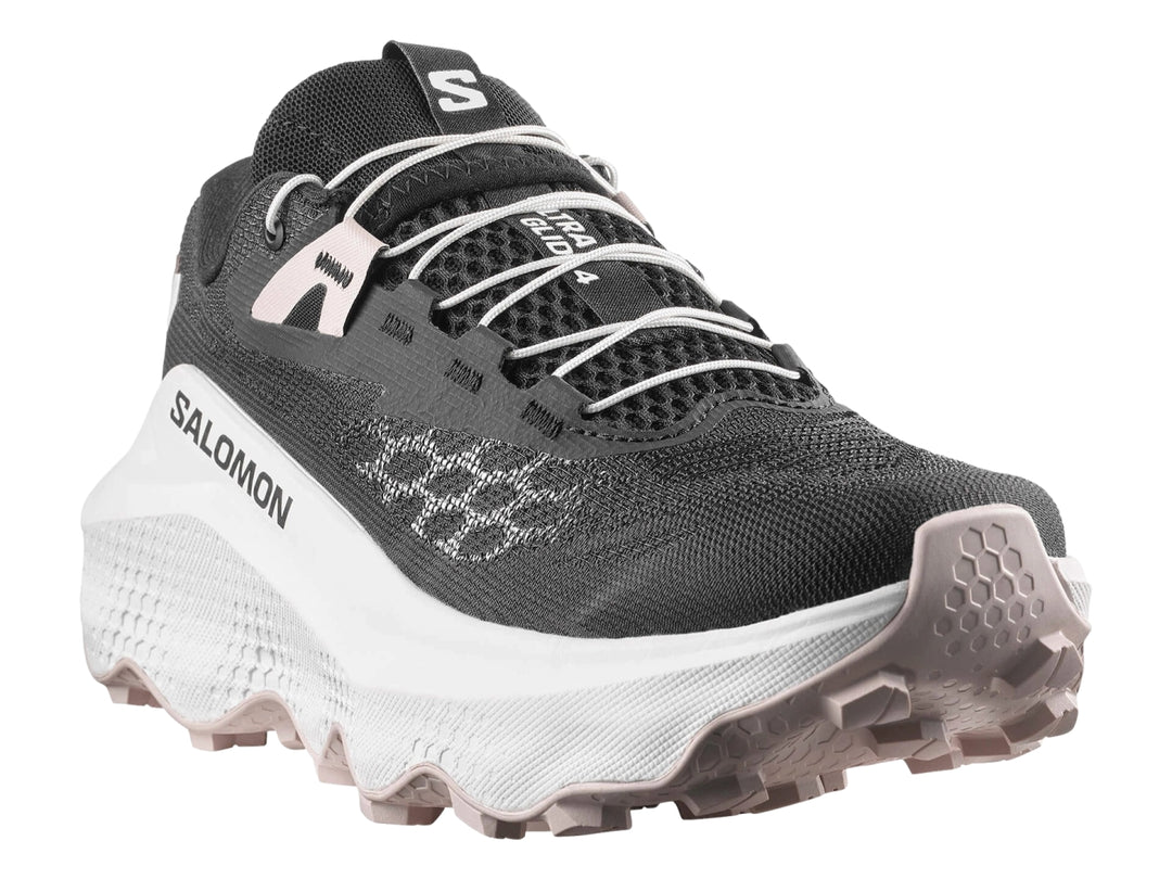 Tenis deportivos Salomon Ultra Glide 4 color negro con suela blanca y detalles en rosa pálido.