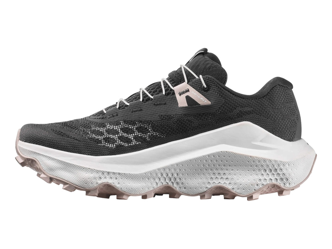 Tenis deportivos Salomon Ultra Glide 4 color negro con suela blanca y detalles en rosa pálido.