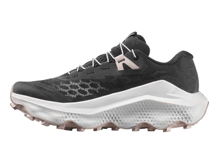 Tenis deportivos Salomon Ultra Glide 4 color negro con suela blanca y detalles en rosa pálido.