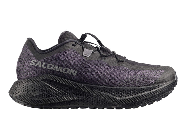 Tenis deportivos Salomon color negro con suela geométrica y tejido transpirable.
