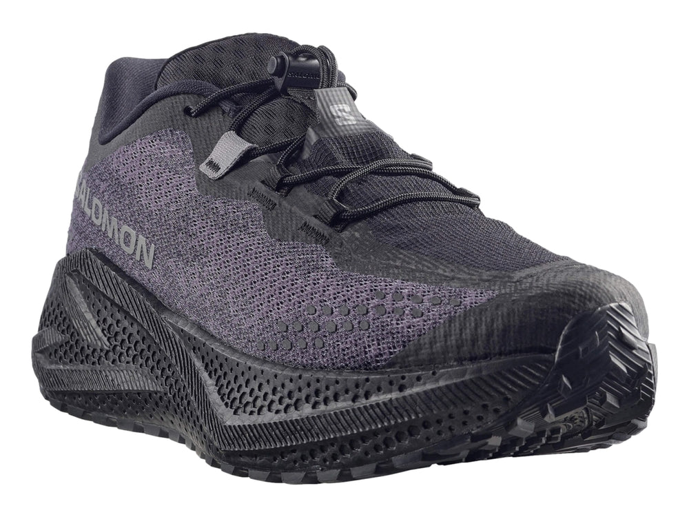 Tenis deportivos Salomon color negro con suela geométrica y tejido transpirable.