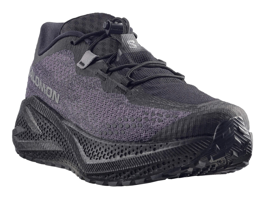 Tenis deportivos Salomon color negro con suela geométrica y tejido transpirable.