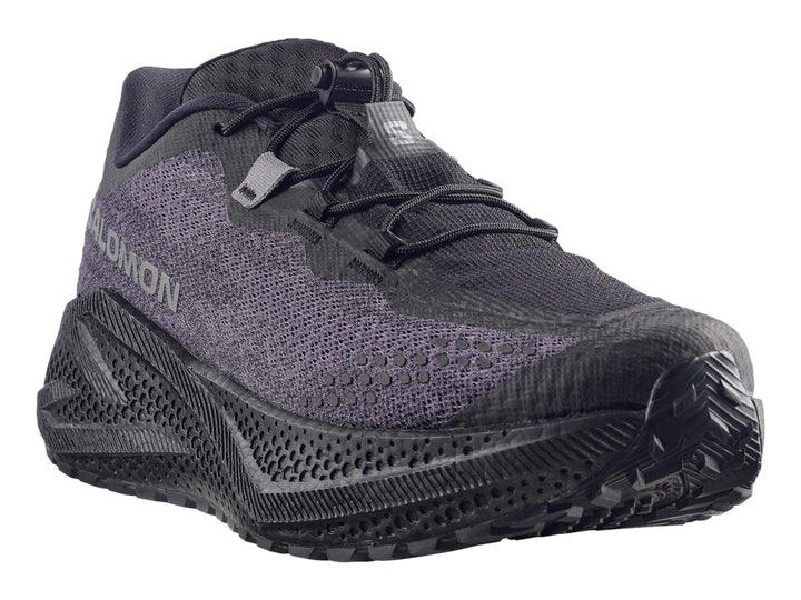 Tenis deportivos Salomon color negro con suela geométrica y tejido transpirable.