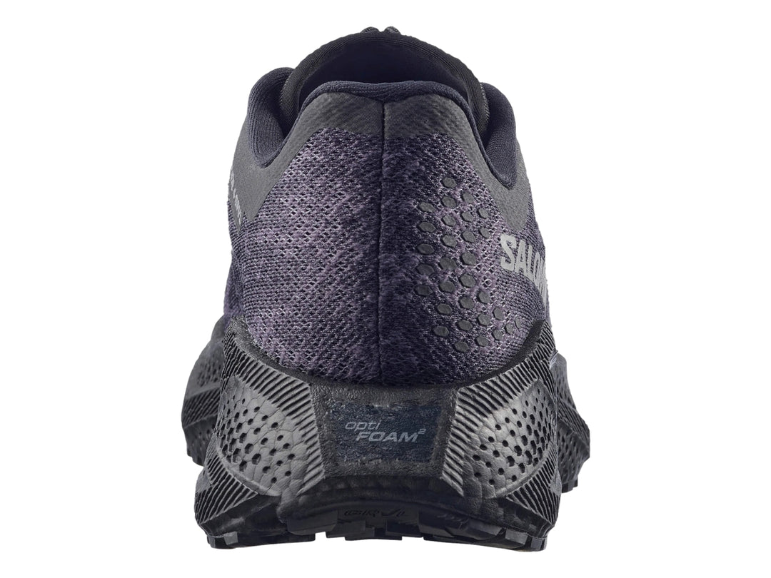 Tenis deportivos Salomon color negro con suela geométrica y tejido transpirable.