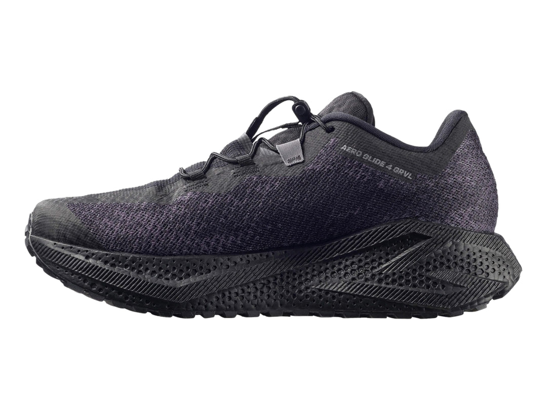 Tenis deportivos Salomon color negro con suela geométrica y tejido transpirable.