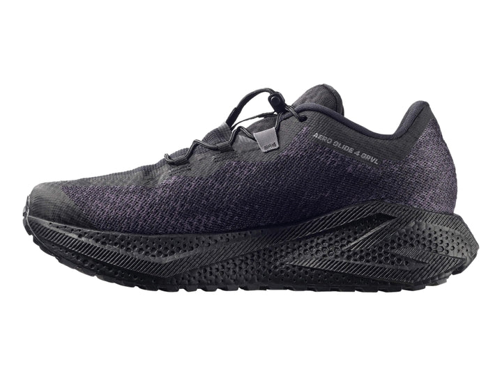Tenis deportivos Salomon color negro con suela geométrica y tejido transpirable.