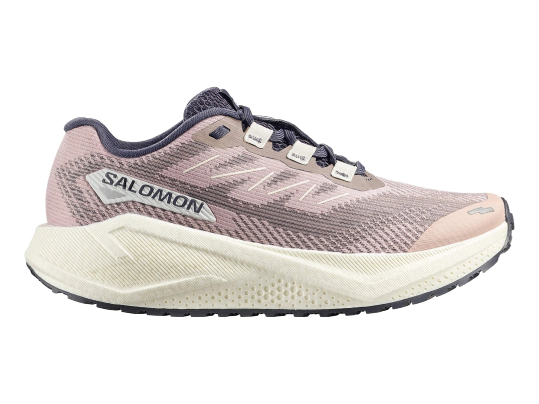 Tenis deportivos Salomon color gris sombra con suela blanca y tejido de malla transpirable.