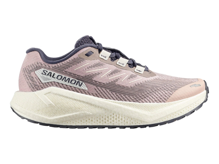 Tenis deportivos Salomon color gris sombra con suela blanca y tejido de malla transpirable.