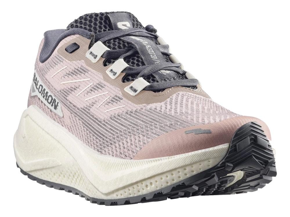 Tenis deportivos Salomon color gris sombra con suela blanca y tejido de malla transpirable.