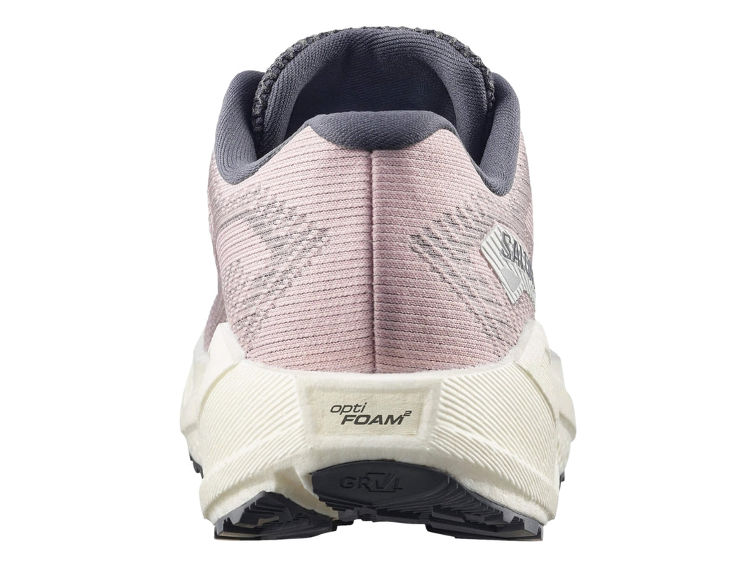 Tenis deportivos Salomon color gris sombra con suela blanca y tejido de malla transpirable.