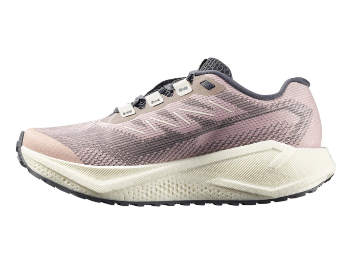 Tenis deportivos Salomon color gris sombra con suela blanca y tejido de malla transpirable.