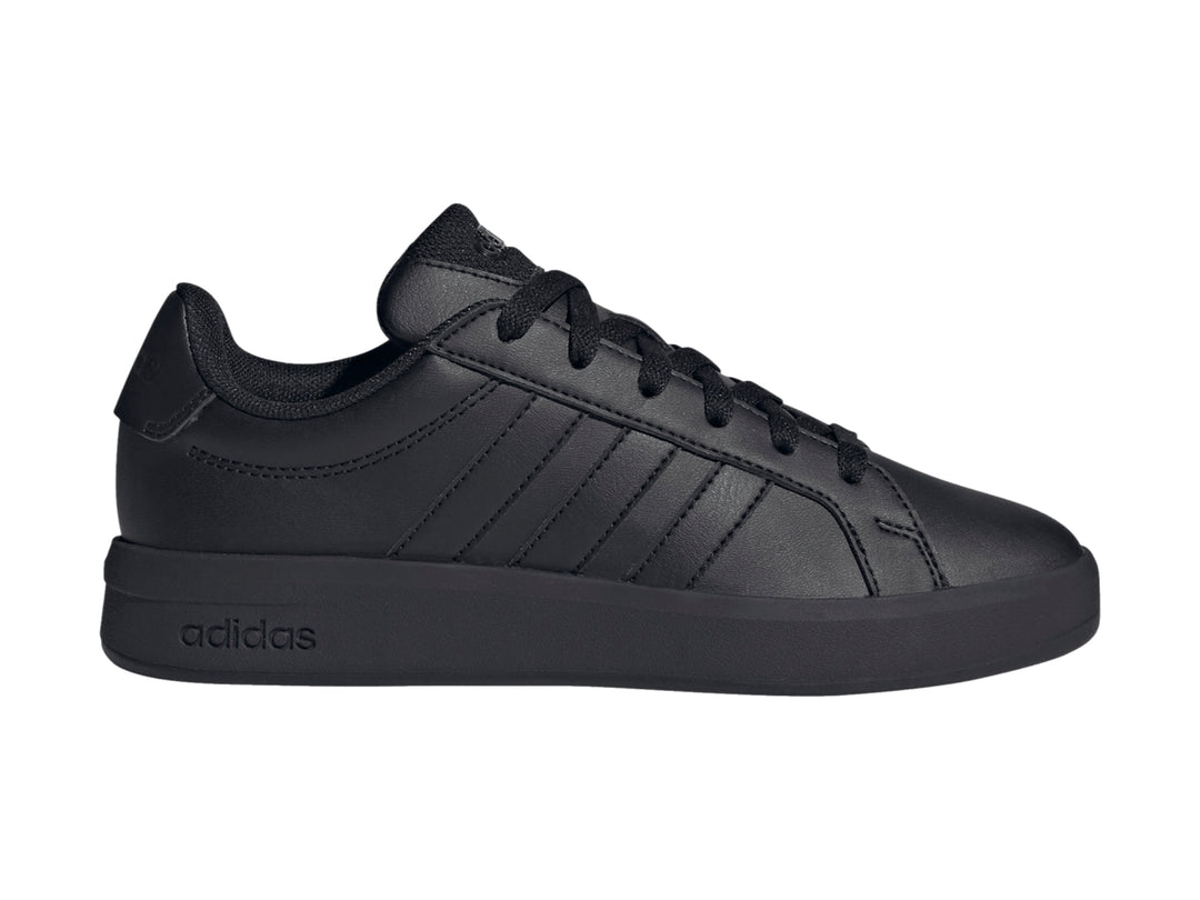 Tenis Adidas Grand Court 3.0 en color negro para niños con suela plana y cordones.