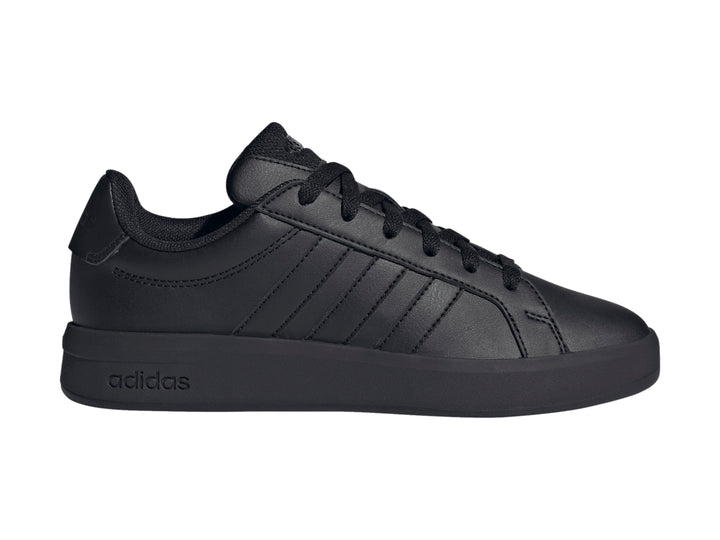 Tenis Adidas Grand Court 3.0 en color negro para niños con suela plana y cordones.