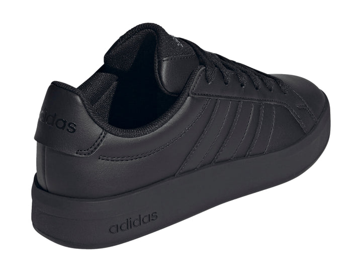 Tenis Adidas Grand Court 3.0 en color negro para niños con suela plana y cordones.