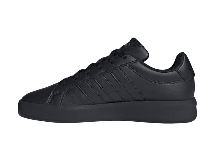 Tenis Adidas Grand Court 3.0 en color negro para niños con suela plana y cordones.