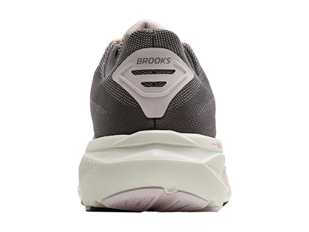 Tenis Brooks Ghost 17 para mujer en color gris oscuro con suela blanca y detalles en rosa.